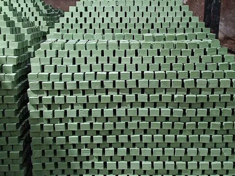 Alepposeife DUFTFREI für Haut Gesicht Haareseife Verpackte 100g PREMIUM Stapel von handgefertigten Seifenstücken in grüner Farbe.